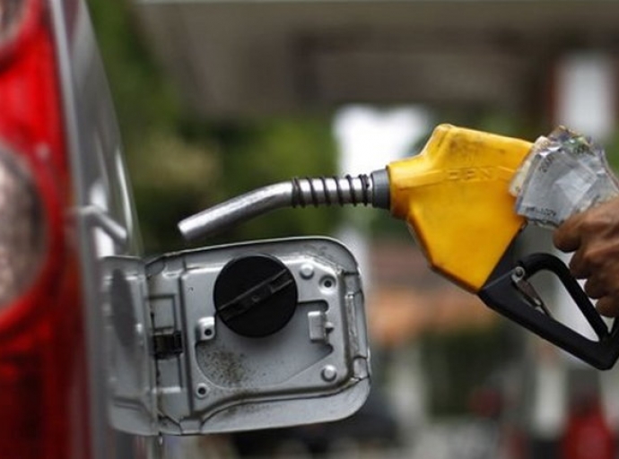 FG reduces petrol pump price to N121.50