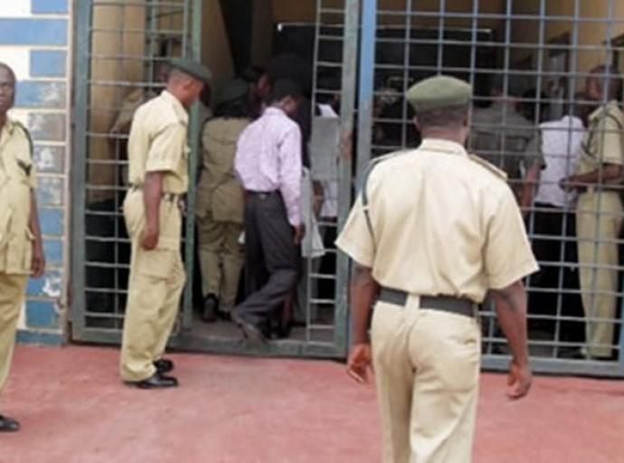Gunmen attack Oyo Prison free over 1000 inmates