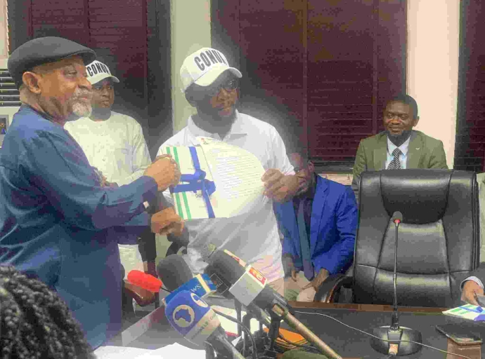 FG presents certificates to two breakaway ASUU factions