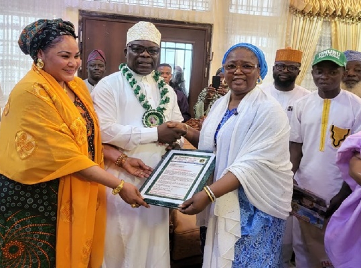 Tinubu’s Daughter Visits Aare Musulumi of Yorubaland, Urges Calm Amid Economic Hardship